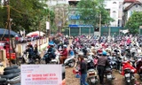 Bãi trông xe máy (ảnh lớn) và vé thu giá ô tô dưới 9 chỗ sai quy định (ảnh nhỏ) của Cty Huy Khánh tại Phủ Tây Hồ những ngày qua.
