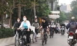 Dịch vụ cho thuê xe đạp ở hồ Tây 'vào mùa', kiếm tiền triệu mỗi ngày