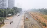Công trường dự án mở rộng đường gom Đại lộ Thăng Long khi đang thi công