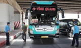 Thanh tra giao thông lập chốt trực COVID kiểm tra, kiểm soát xe khách tại cửa ngõ phía Nam. Ảnh: T.Đảng