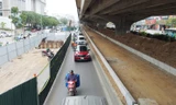 Xén dải phân cách, mở làn 'chống tắc' qua công trường đường Nguyễn Xiển
