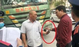 Thay vì chấp hành kiểm tra, tài xế xe tải 29C-573.27 vi phạm đẫ lấy điện thoại ra gọi và đưa cho TTGT nói chuyện (vòng tròn), nhưng TTGT đã từ chối.