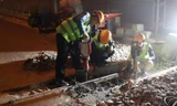 Xuyên đêm sửa chữa khe co giãn trên tuyến đường đông xe nhất Hà Nội 