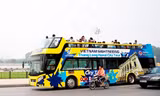 Tuyến buýt du lịch 2 tầng thoáng nóc số 02 Hà Nội hoạt động trên đường Hà Nội.