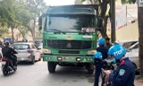 Không có giấy phép, nhiều xe tải đeo logo chạy, đỗ ngược chiều trên phố cấm nhưng vẫn dễ dàng "thông" các chốt Thanh tra-CSGT trong nhiều tháng qua.