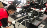 Đo khi thải xe máy tại đại lý xe YAMAHA Cầu Giấy. Ảnh: Anh Trọng