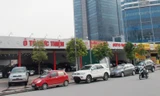 Các gara kinh doanh ô tô tạm bợ tại khu Nam Trung Yên nằm ngay dưới chân tòa nhà Keangnam.