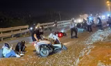 Hàng loạt 'xe đổ, người ngã' do thi công sửa chữa đường không có rào chắn