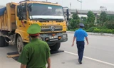 Hàng loạt xe quá tải bị xử lý tại Hà Nội
