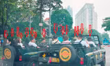 Xe u-oát vi phạm giao thông chạy 'nghênh ngang' trên phố Hà Nội