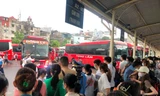 Người dân nườm nượp đổ ra bến xe Hà Nội về quê nghỉ lễ 