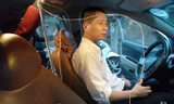 Một số tài xế taxi tại Hà Nội đã lắp vách ngăn cứng bằng tấm mê-ka