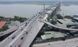 Dỡ rào 'chiếm dụng' đường tại công trường cầu Vĩnh Tuy 2
