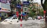 Ngập nặng trên hàng chục tuyến phố Hà Nội chiều nay