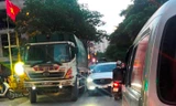 Ám ảnh tắc đường, ô nhiễm khi xe chở rác hoạt động trong giờ cao điểm