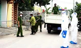 Lực lượng chức năng phong toả thôn nơi có ca dương tính với SARS-CoV-2.