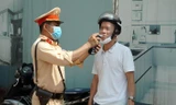 Tổ công tác kiểm tra nồng độ cồn trên đường Tố Hữu.