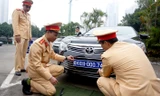 Cục CSGT kiểm định, gắn biển tạm thời cho hơn 100 xe phục vụ Đại hội XIII