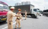 Lực lượng CSGT làm nhiệm vụ tại chốt kiểm soát dịch cầu Phù Đổng.