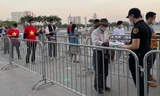 Khán giả làm thủ tục vào sân trận Việt Nam - Nhật Bản.