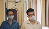 Cựu giảng viên Lâm Hoàng Tùng (trái) và cựu phó Chánh án Nguyễn Hải Nam tại phiên tòa sơ thẩm. Ảnh: Tân Châu.