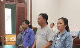 Phạm Quang Tiến (áo xanh, thứ 3 phải sang) tại phiên tòa.