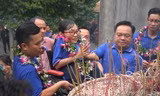 Cô gái 'xương thủy tinh' Ngọc Tâm lần đầu vượt hàng nghìn bậc thang để dâng hương vua Hùng
