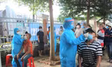 Đội ngũ y tế lấy mẫu xét nghiệm cho tài xế tại Trung tâm Y tế TP. Buôn Ma Thuột