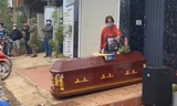 Chủ hụi 'nuốt lời', nhóm người mang quan tài tới nhà mở nhạc đám ma