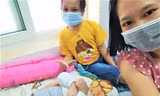 Nữ điều dưỡng Thanh Truyền cùng em nhỏ lạc quan trong khu cách ly