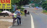 Nhiều trường hợp đi bộ, đi xe đạp từ các tỉnh, thành phía nam về quê, khi qua Đắk Nông được chính quyền, người dân giúp đỡ