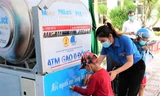 Em nhỏ nhận gạo tại ATM 0 đồng