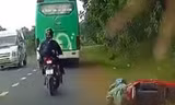 Xác minh xe khách chạy sai hành trình, vượt ẩu ép xe máy ngã xuống đường