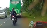 Xác minh xe khách chạy sai hành trình, vượt ẩu ép xe máy ngã xuống đường