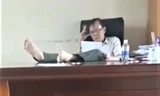 Hình ảnh ông Lê Văn Tường gác 2 chân lên bàn làm việc được chia sẻ lên mạng
