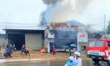 Hàng trăm cán bộ chiến sĩ dầm mưa chữa cháy tại thành phố Buôn Ma Thuột