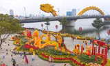 Đà Nẵng: Độc lạ linh vật rồng phun lửa phun nước, giới trẻ "lên đồ" dạo đường hoa