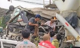 Cabin xe đầu kéo bị tông nát, tài xế bị thương nặng được giải cứu ra ngoài