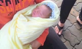 Bé sơ sinh bị bỏ rơi bên tường rào công ty