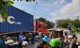 Hai cô gái tử vong dưới bánh xe container