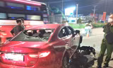 Ô tô tông liên hoàn kéo lê xe máy hơn 2km, người đi đường bất bình phá vỡ kính xe 
