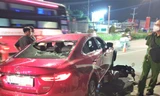 Ô tô tông liên hoàn kéo lê xe máy hơn 2km, người đi đường bất bình phá vỡ kính xe 
