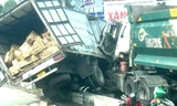Xe tải và xe ben đâm nhau biến dạng trên tuyến đường huyết mạch ở Bình Dương