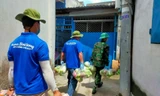 Lực lượng ‘đi từng ngõ, gõ từng nhà’ phát lương thực cho người dân Bình Dương
