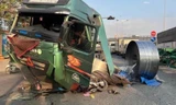 Tai nạn kinh hoàng, tài xế phanh gấp khiến 3 cuộn tôn lăn xuống đè bẹp xe đầu kéo và xe máy