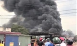 Xưởng vải ở Bình Dương bốc cháy dữ dội