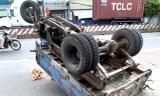 Xe ba gác lật ngửa, tài xế tử vong 