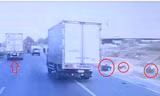 CLIP: Xe container ép ô tô tải gây ra vụ tai nạn rồi bỏ chạy