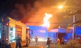 Xưởng sản xuất sofa ở Bình Dương bốc cháy ngùn ngụt trong đêm