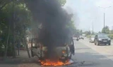 Xe tải đang chạy bốc cháy, tài xế tháo chạy thoát thân 